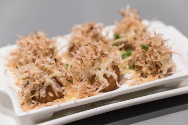 Beyaz tabakta takoyaki