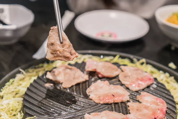 돼지고기 썰어 팬에 굽고 — 스톡 사진