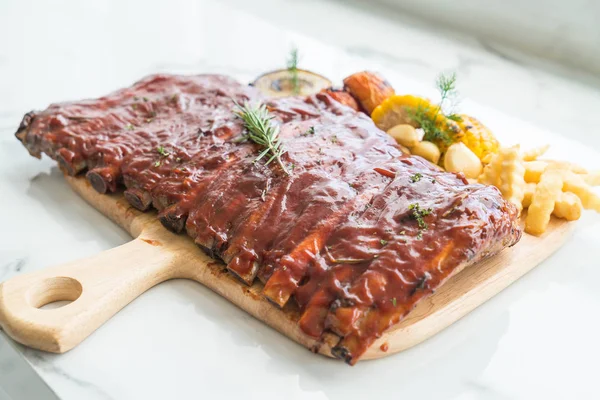 Carne de porco grelhada com molho de churrasco e legumes e frituras — Fotografia de Stock