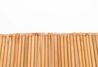 Bambu çubuk üzerinde beyaz