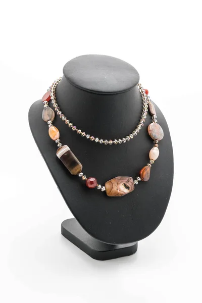 Colar bonito e de luxo no suporte de jóias pescoço — Fotografia de Stock