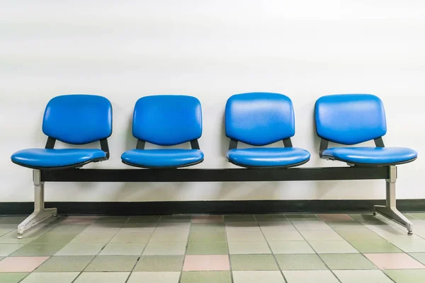 Άδειο μπλε δερμάτινη καρέκλα — Φωτογραφία Αρχείου