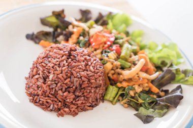 Berry pirinç tavada kızartılmış soya protein ve fesleğen ile 