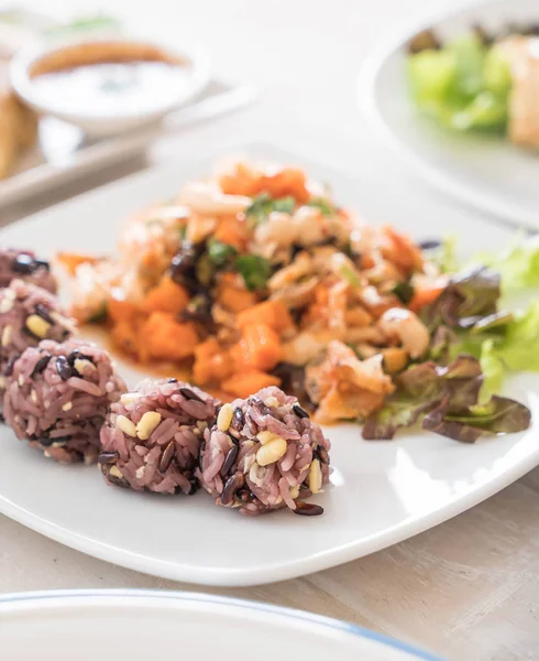 Salade végétalienne épicée avec baies collantes et riz à grains — Photo