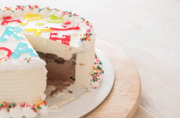 Pastel de cumpleaños feliz en la mesa — Foto de Stock