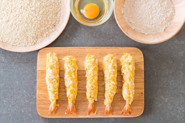 ahşap tahta üzerinde meyilli kızarmış karides