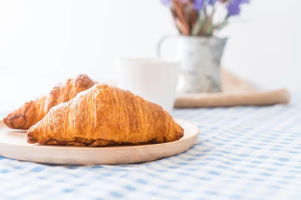 Buttercroissant auf dem Tisch — Stockfoto