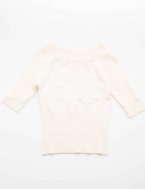 gömlek. beyaz üzerine katlanmış t-shirt 