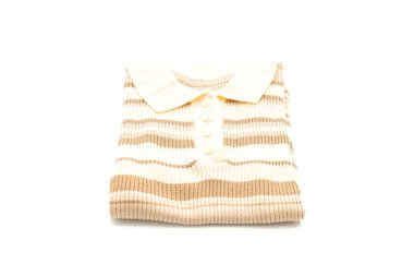 gömlek. beyaz üzerine katlanmış t-shirt 