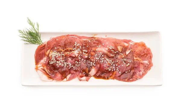 Vers varkensvlees gesneden met saus en sesam — Stockfoto