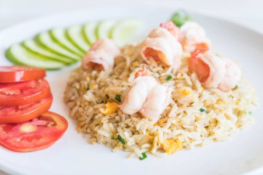 Kızarmış pirinç ve karides.