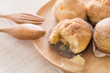 kremalı pasta plaka üzerinde