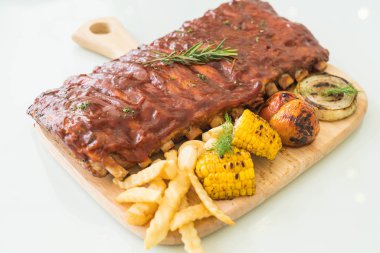 Izgara kaburga domuz Barbekü sosu ve sebze ve benli Cum ile