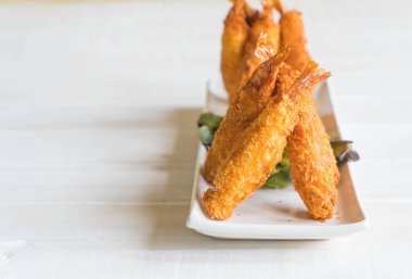  ahşap üzerine meyilli kızarmış karides