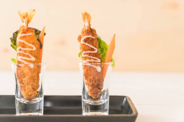  ahşap üzerine meyilli kızarmış karides