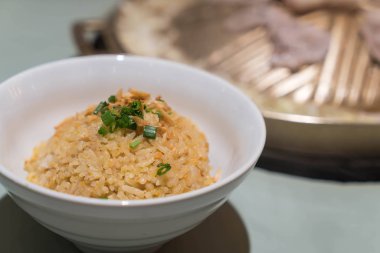 Kızarmış sarımsak üstüne sebzeli pilav 