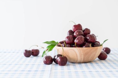 ahşap kase taze kiraz