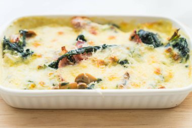 Ispanaklı lazanya beyaz plaka 