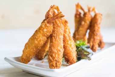  ahşap üzerine meyilli kızarmış karides