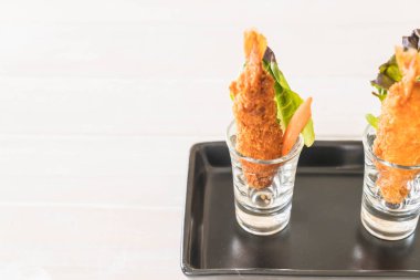  ahşap üzerine meyilli kızarmış karides