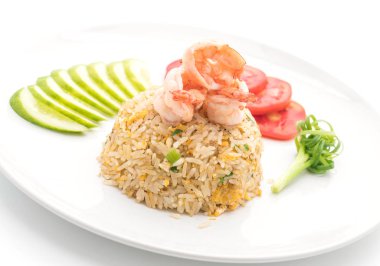 Kızarmış pirinç ve karides.