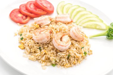 Kızarmış pirinç ve karides.