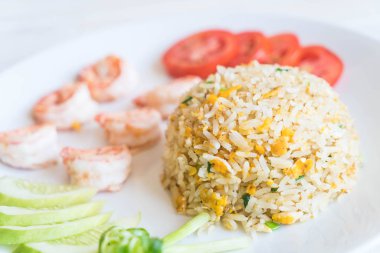 Kızarmış pirinç ve karides.