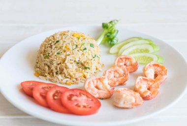 Kızarmış pirinç ve karides.