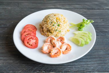 Kızarmış pirinç ve karides.