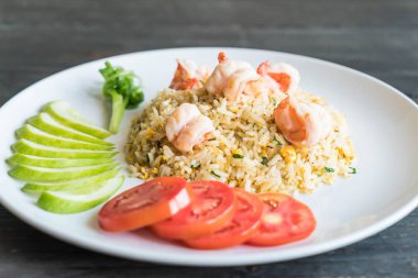 Kızarmış pirinç ve karides.