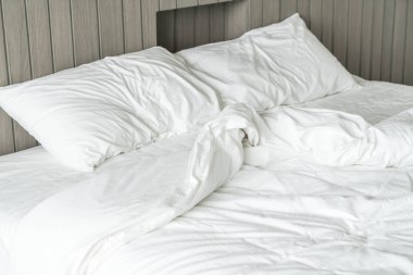 Beyaz dağınık yastık dekorasyonu yatak ile buruşuk yatak 