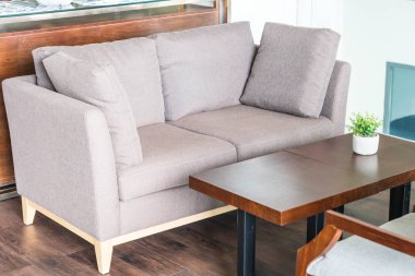 oturma odasında boş koltuk ve sandalye dekorasyon