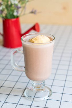 vanilyalı dondurma ile çikolata frappe