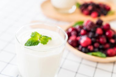 karışık meyveli Yoğurtlu