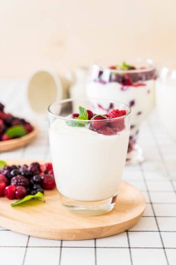 karışık meyveli Yoğurtlu