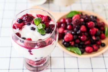 karışık meyveli Yoğurtlu