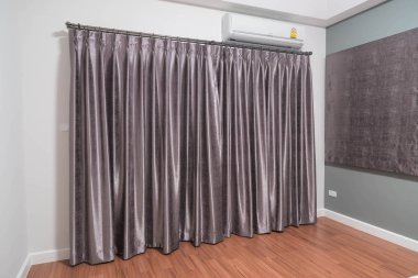 Perdeleri olan boş oda