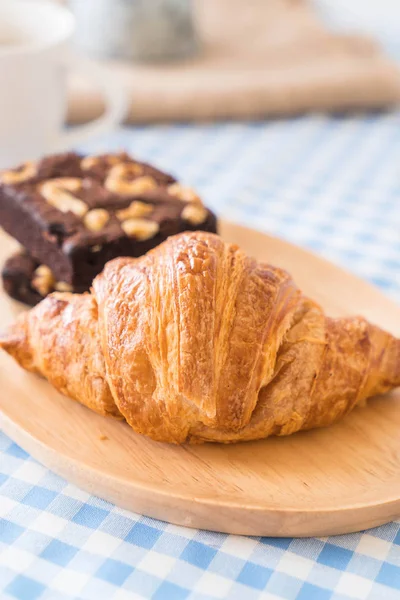 Croissant und Brownies — Stockfoto