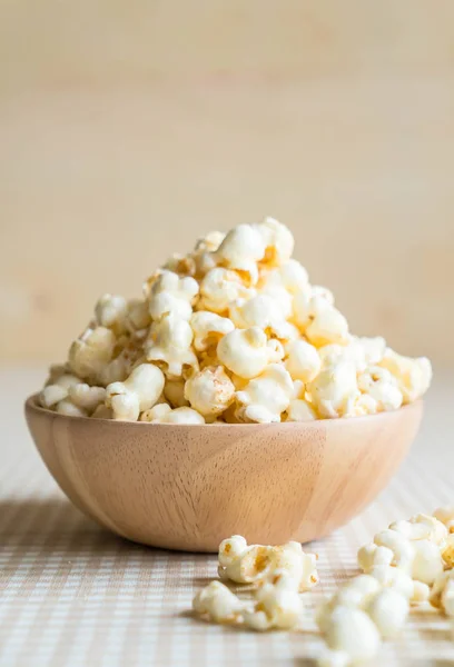 Karamelový popcorn na stole — Stock fotografie