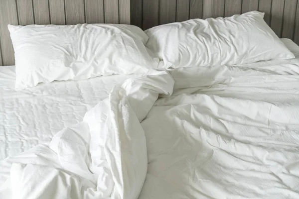 Popsutymi łóżko zdobione białym poduszki Brudny Sypialnia — Zdjęcie stockowe