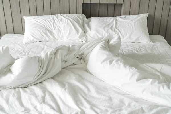 Смятая кровать с белой грязной подушкой украшения в спальне — стоковое фото