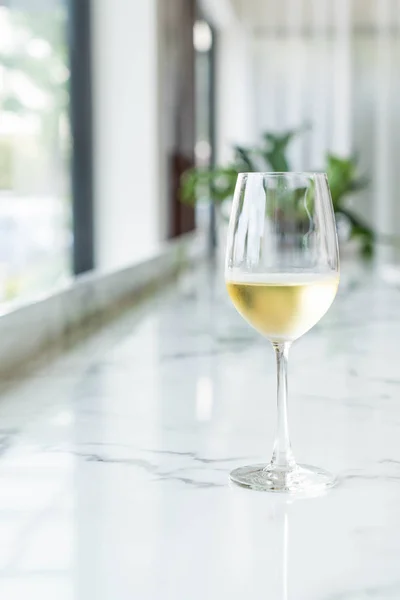 Um copo de vinho de faísca — Fotografia de Stock