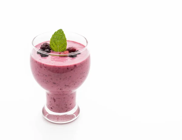 Смешанные ягоды с йогуртовым коктейлем — стоковое фото