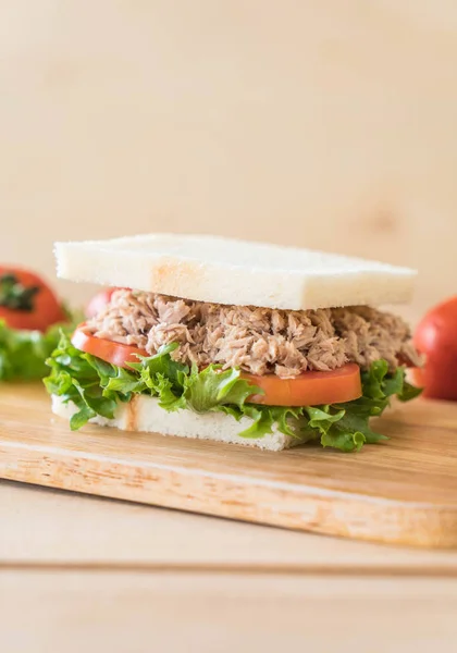 Сэндвич с тунцом на дереве — стоковое фото