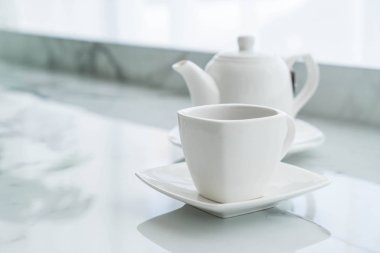 Çay fincanı masanın üstünde.