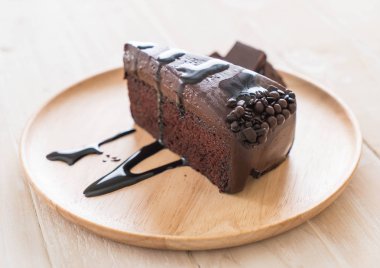 Ahşap üzerine çikolatalı kek
