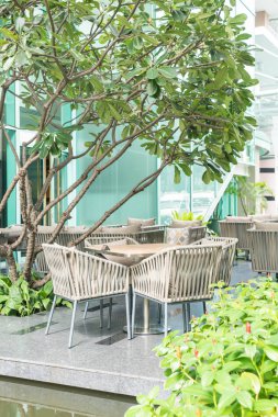 sandalye ve masa açık güverte ile