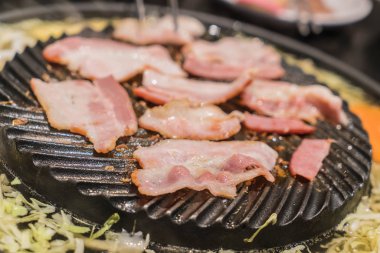 tava ızgara dilimlenmiş domuz eti