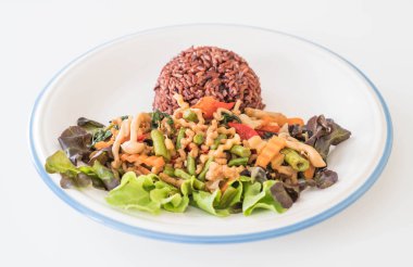 Berry pirinç tavada kızartılmış soya protein ve fesleğen ile 