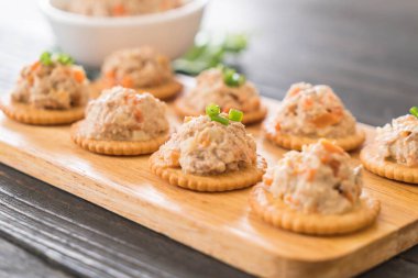 ton balıklı kraker ile yayıldı